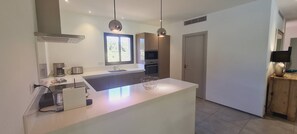 Kühlschrank, Ofen, Geschirrspüler, Wasserkocher mit Kaffee-/Teezubehör