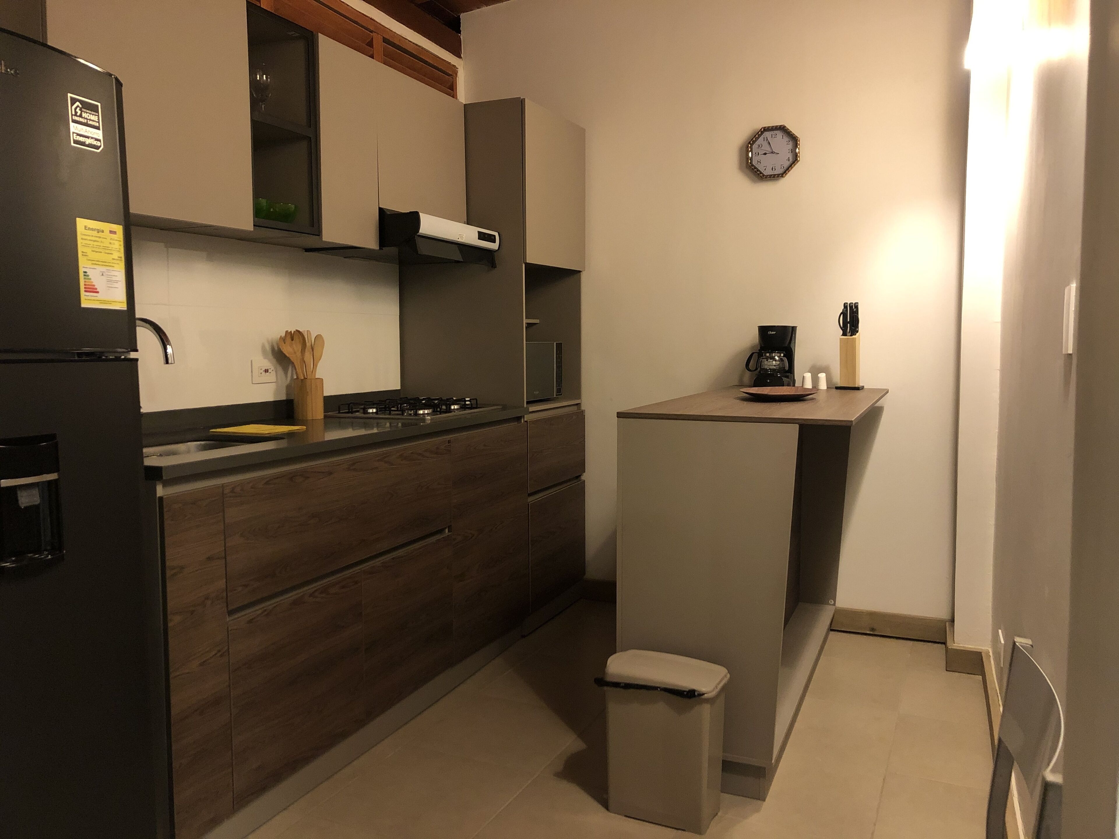 Refrigerador, microondas, cafetera/tetera, utensilios de cocina