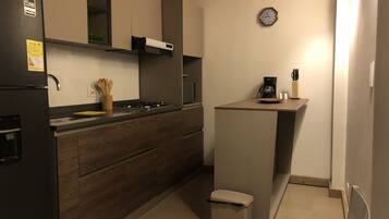 Refrigerador, microondas, cafetera/tetera, utensilios de cocina