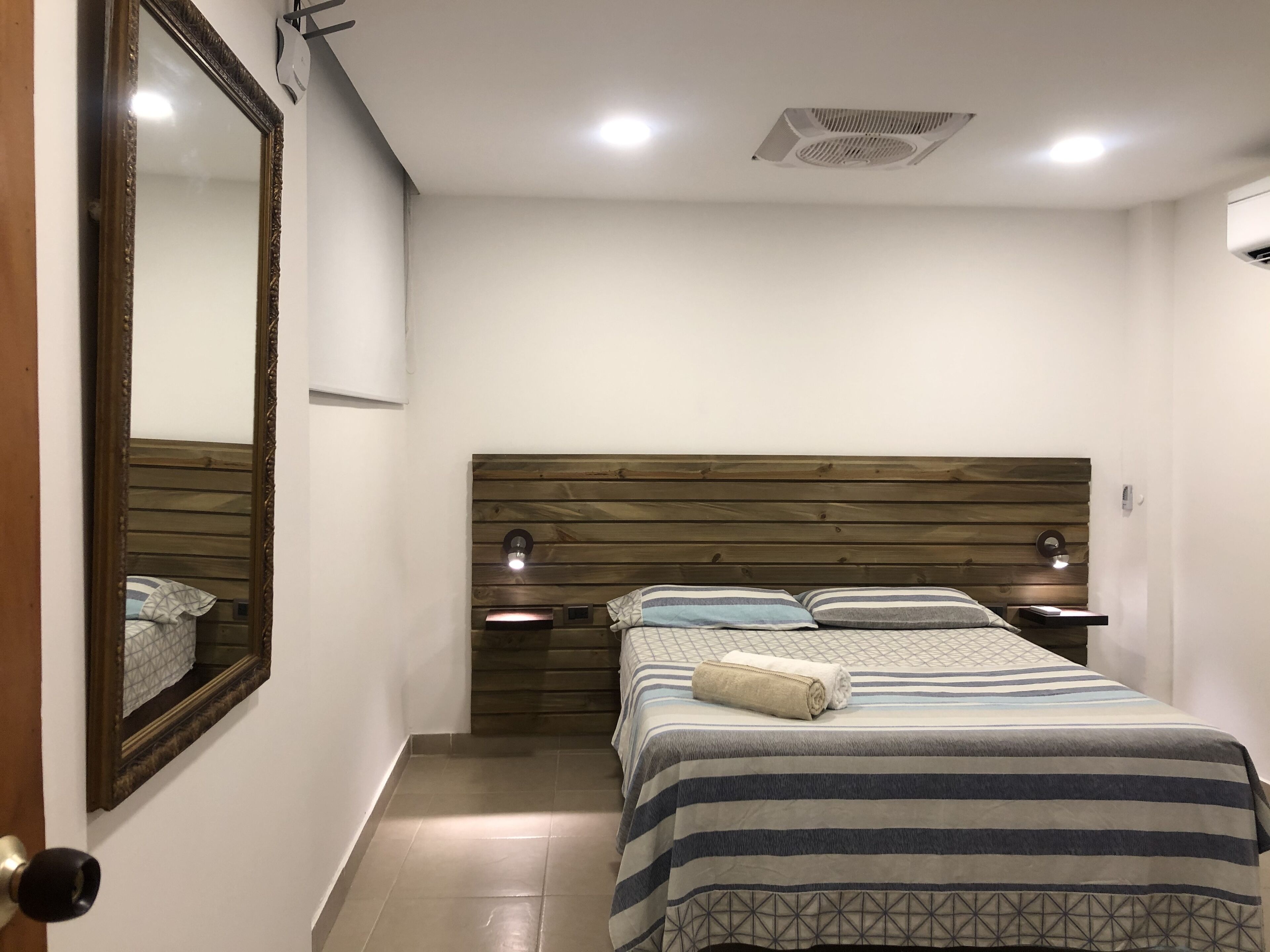 1 habitación, tabla de planchar con plancha, wifi y ropa de cama 