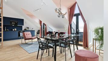 Leilighet, 4 soverom | Oppholdsområde | Flatskjerm-TV