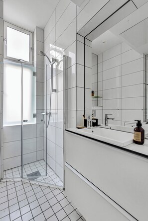Studio, 1 chambre | Salle de bain | Douche, sĂšche-cheveux, serviettes fournies, papier toilette
