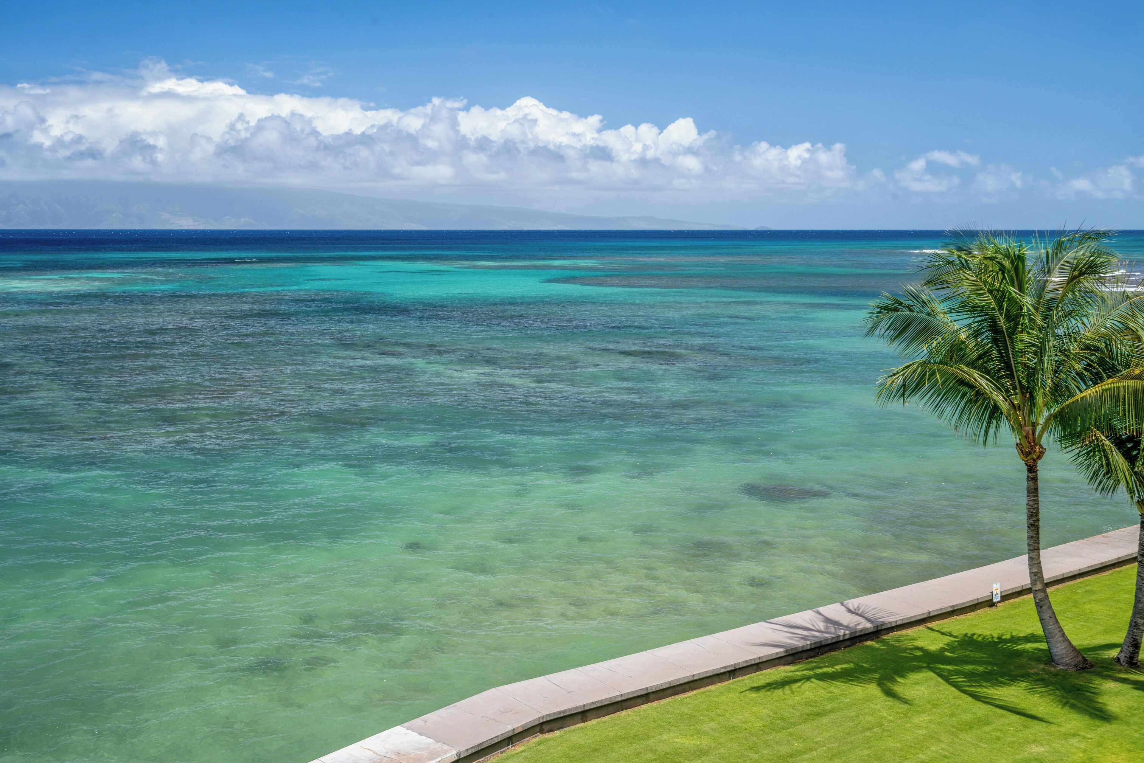 Ubicación cercana a la playa, tumbonas y toallas de playa
