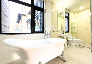 Vasca e doccia separate, set di cortesia firmato, asciugacapelli