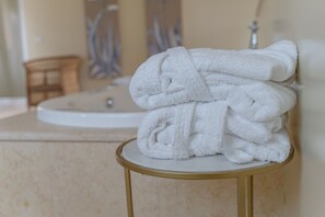 Dusche, Whirlpool, Haartrockner, Bidet