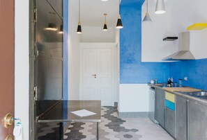 Fridge, stovetop, cookware/dishes/utensils, dining tables - Luxurious apartment near the sea - Petra Suite (Pioppi)