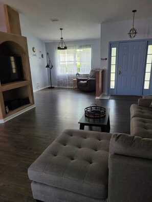 Living area - HEATED POOL and 2 Jacuzzis <br> . Fully renovated gorgeous house fully equipped (Palm Coast)