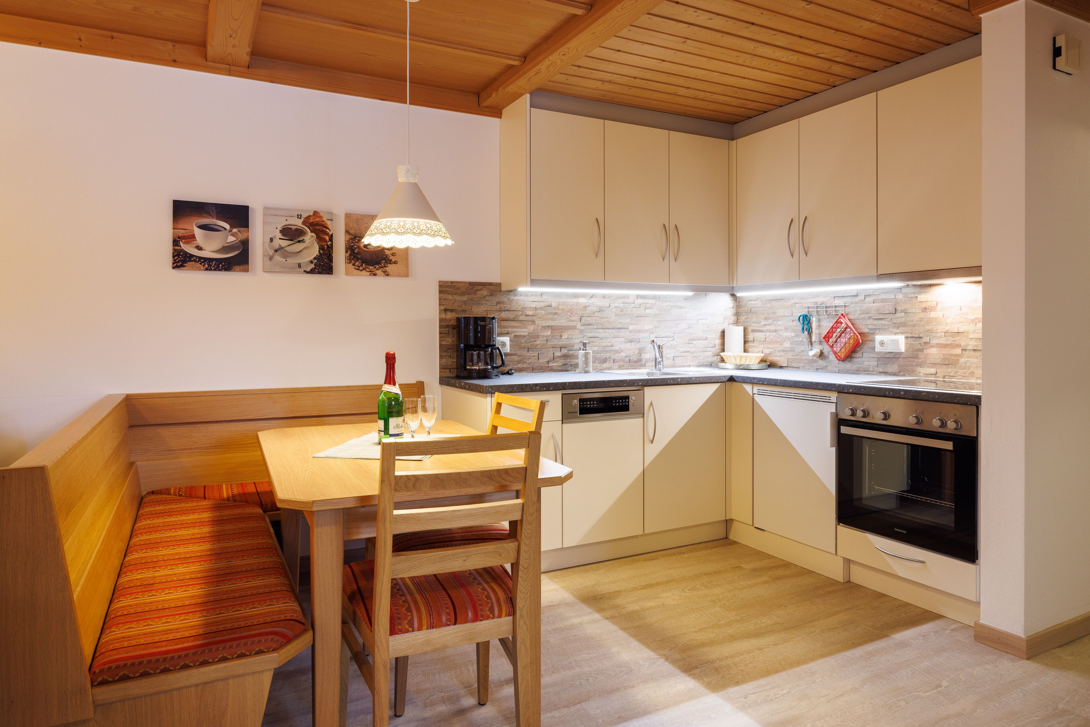 III, Ferienwohnung Unternberg 46qm, Balkon, Kochnische, 2 Schlafzimmer, 1 Wohnz.-Küche mit Eckbank