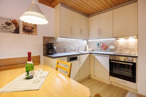 ثلاجة، فرن، موقد طهي مسطح، غسالة أطباق