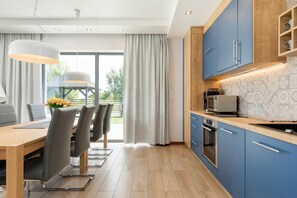 Großer Kühlschrank, Mikrowelle, Ofen, Herdplatte