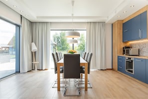 Großer Kühlschrank, Mikrowelle, Ofen, Herdplatte