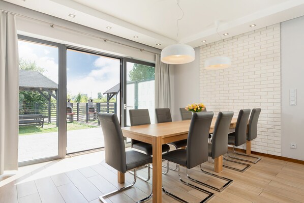 Großer Kühlschrank, Mikrowelle, Ofen, Herdplatte