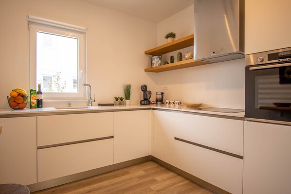 Køleskab, ovn, kogeplade, opvaskemaskine