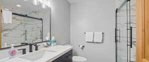 Ensemble douche/baignoire, baignoire à jets, sèche-cheveux
