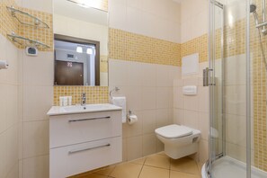 公寓, 1 間臥室, 可使用泳池, 海濱 | 浴室 | 淋浴設備、毛巾