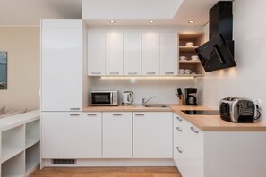 Een magnetron, een vaatwasser, een koffiezetapparaat/waterkoker