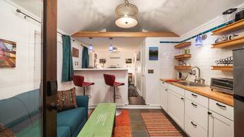 Grand réfrigérateur, micro-ondes, plaque de cuisson