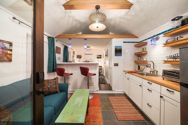 Full-sized fridge, microwave, stovetop, coffee/tea maker - Patio Villa: sleeps 1–4; 2 kitchens; gas fire pit (Portland)