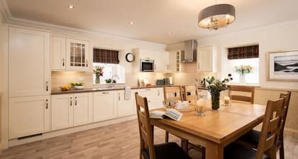 DRYBURGH STEADING FOUR - by the River Tweed at Dryburgh, sleeping 4