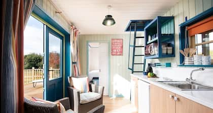 BERRINGTON BEACH HUT - 4 miles from beach, 7.5 miles to Berwick, sleeps 2+2
