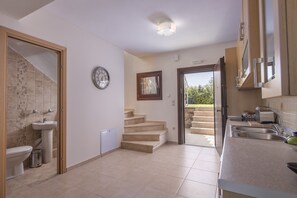 Televisi layar datar 32-inci dengan saluran TV kabel dan TV