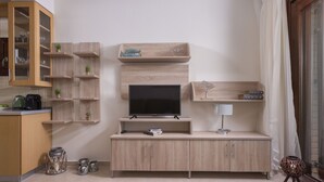 En 32-tommers Flatskjerm-TV med kabel-kanaler samt TV