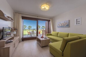 Elegant Villa Sea View | 거실 공간 | 케이블 채널 시청이 가능한 32인치 평면 TV, TV