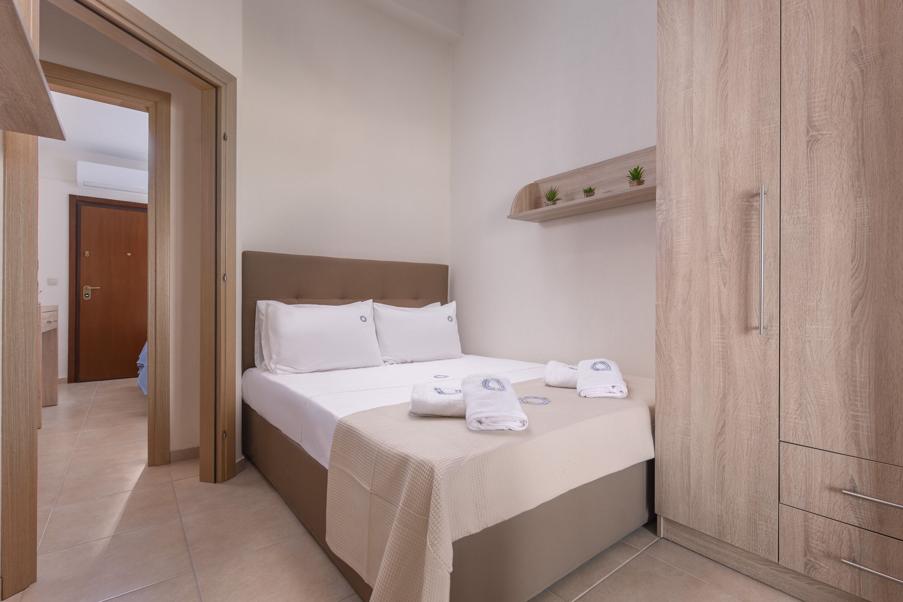 2 bedrooms, in-room safe, iron/ironing board, WiFi (free)