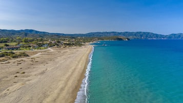 Plage, chaises longues, parasols