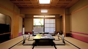 A traditional Japanese room with tatami flooring, a low table, and shoji screens. - Yamashita (Kanazawa)