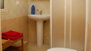 A bathroom with a toilet, sink, and shower. - Casa Cristina - Convenient, functional and comfortable house (Orosei)