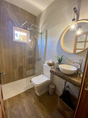 Badewanne, Haartrockner, Handtücher, Seife