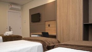 Executive Quadruple Room | Minibar, soundproofing, WiFi (free), individually furnished - Hotel Zunino (Palhoça)