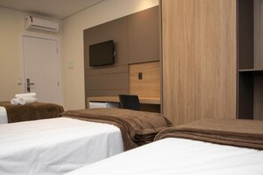 Executive Quadruple Room | Minibar, individually furnished, soundproofing, free WiFi - Hotel Zunino (Palhoça)