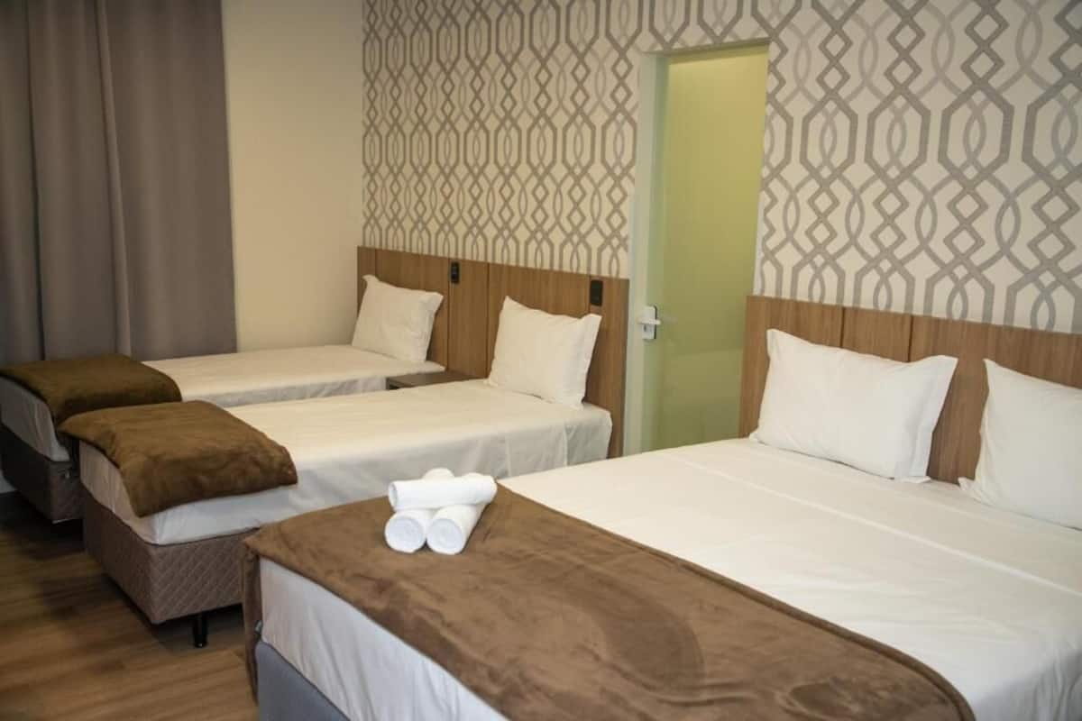Habitación cuádruple ejecutiva | Minibar, muebles diferentes, insonorización y wifi gratis