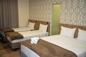 エグゼクティブ 4 人部屋 | ミニバー、客室ごとに異なるインテリア、防音設備、WiFi (無料)