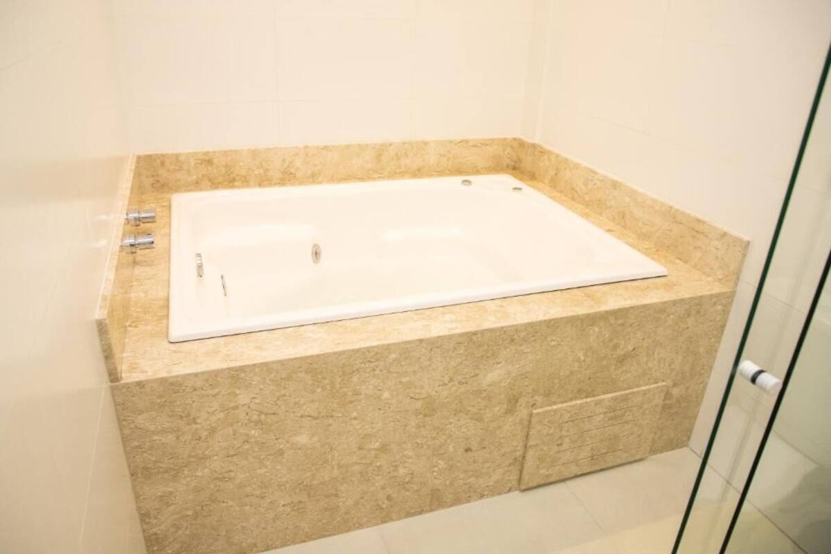 Premium Double Room | Bathroom | Shower, towels, soap, shampoo