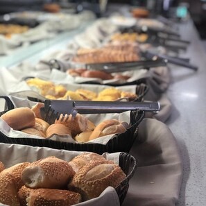 朝食 (ビュッフェ)、毎日提供 (無料)