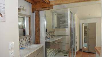 Doccia, asciugacapelli, carta igienica