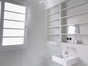 Badewanne, Haartrockner, Handtücher