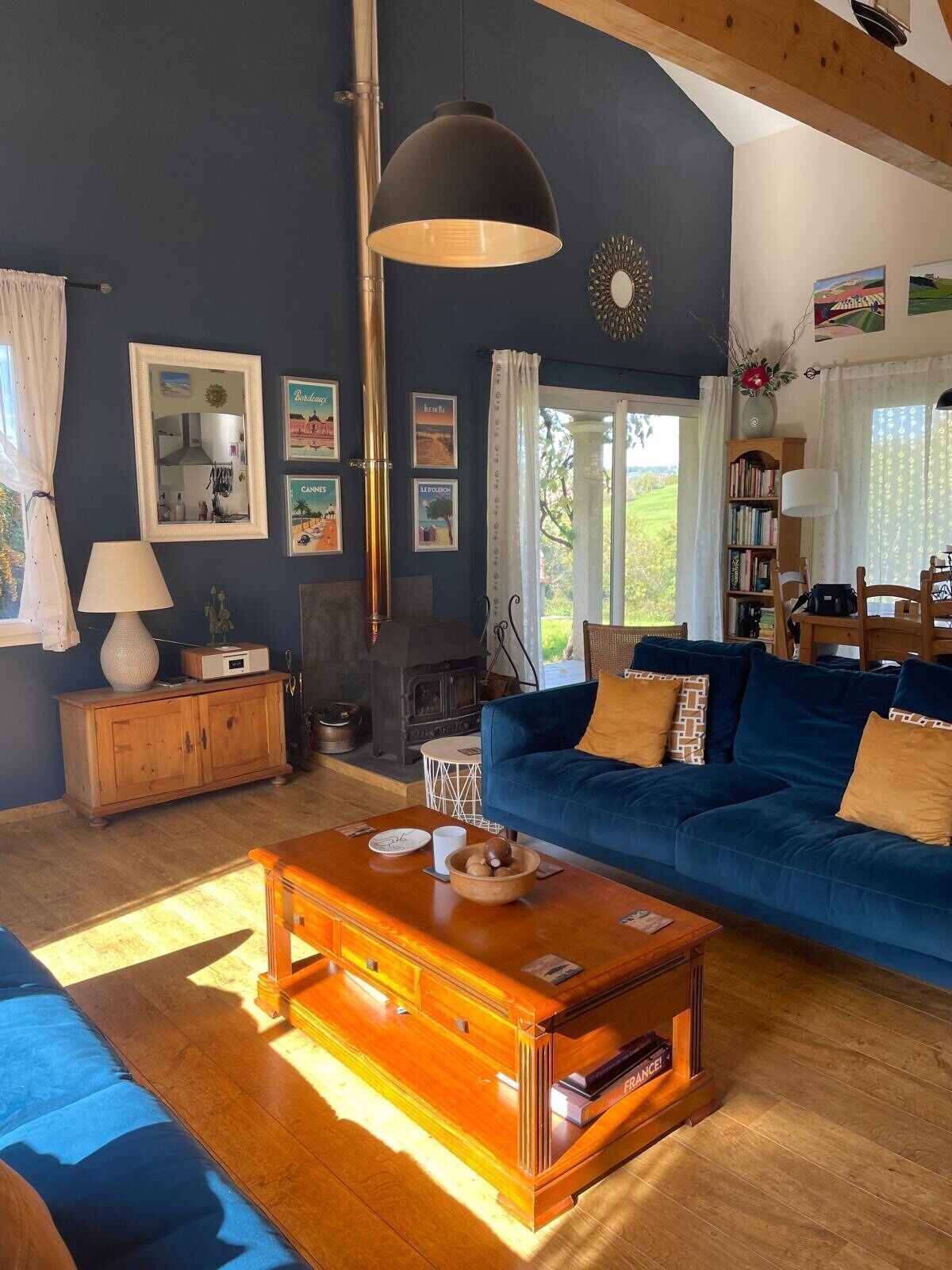 Télévision, lecteur de DVD, table de tennis de table