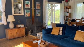 Télévision, lecteur de DVD, table de tennis de table