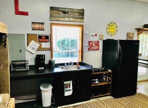 Frigorifero con congelatore, microonde, macchina per tè/caffè, tostapane