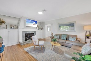 Smart TV, table tennis, books, stereo