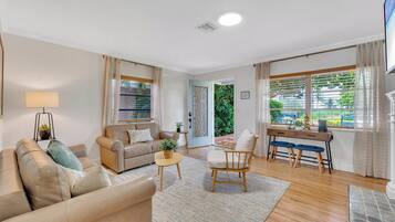 Smart TV, tenis de mesa, libros y estéreo