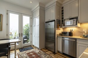 Frigorífico, microondas, horno y placa de cocina