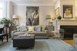 Una Smart TV, una chimenea, un reproductor de DVD, libros