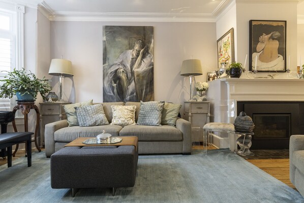 Smart TV, fireplace, DVD player, books