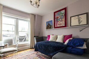 Älytelevisio, takka, DVD-soitin, kirjoja