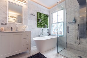 Combined shower/bathtub, hair dryer, towels